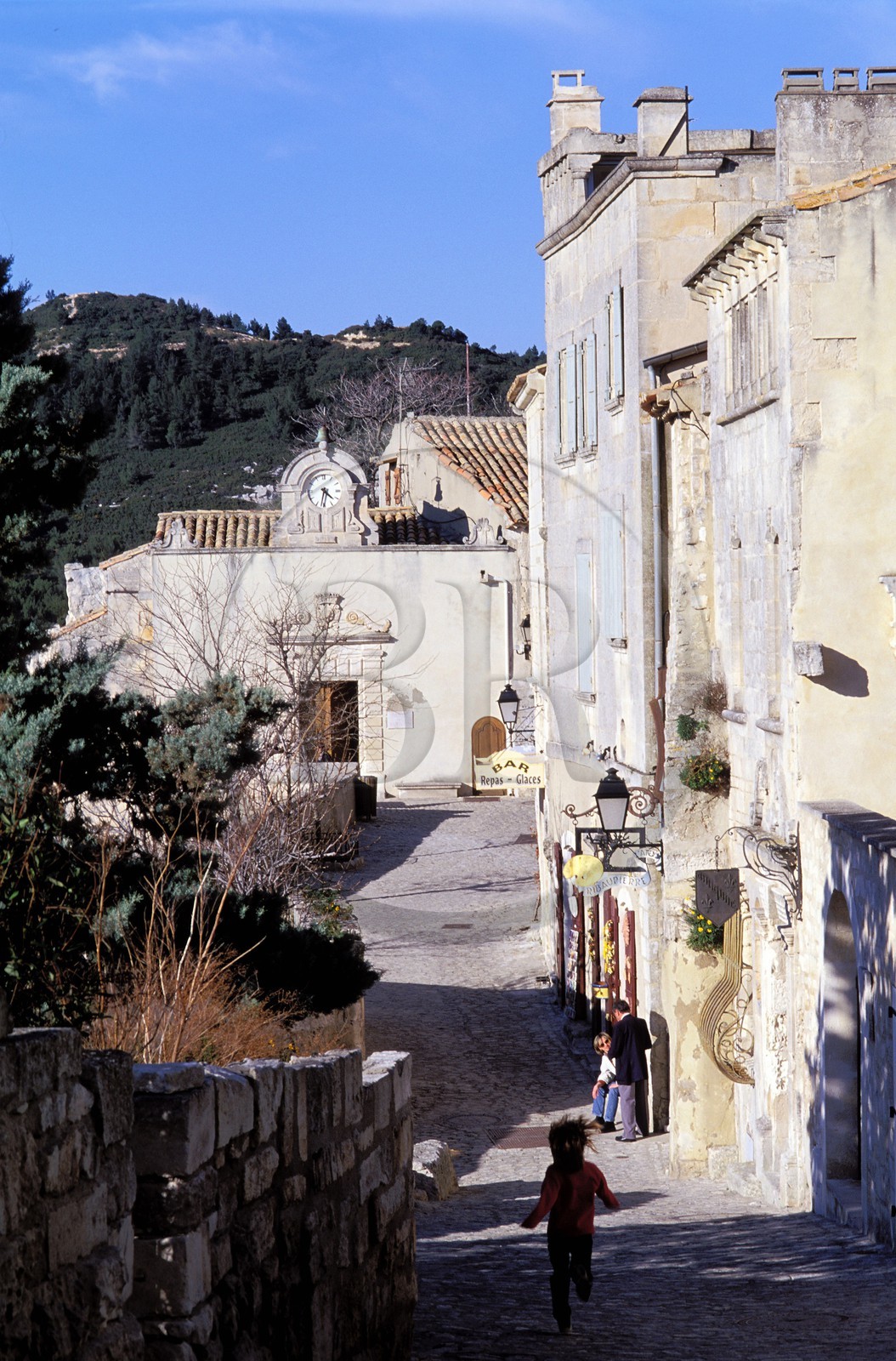 France, Bouches-du-Rhône (13), Les Baux-de-Provence, labellisé Les Plus Beaux Villages de France, place Louis Jou