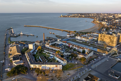 France, Loire-Atlantique (44), Saint-Nazaire, le quartier du Petit Maroc au premier plan, la pince de crabes (surnom donné à l'entrée Sud au bassin portuaire par les deux jetées) et la plage (vue aérienne)