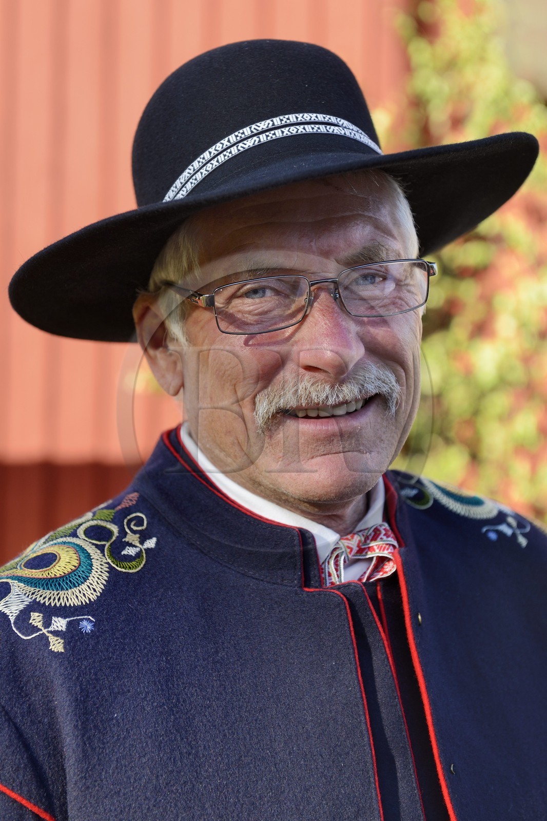 Suède, comté de Dalécarlie, région de Leksand, célébrations du solstice d'été dans le petit hameau de Hjulbäck, homme en costume traditionnel