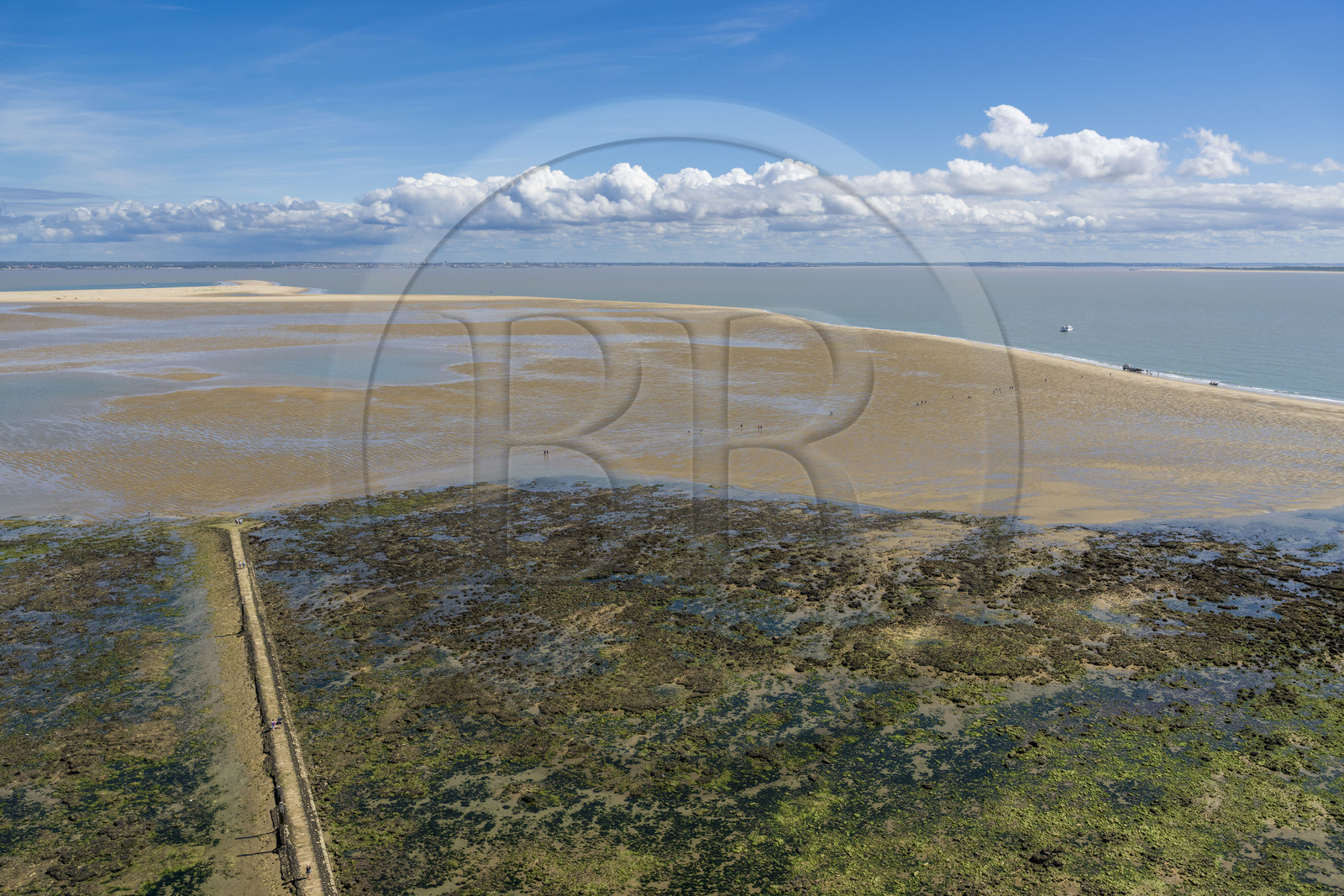 France, Gironde (33), le Verdon-sur-Mer, vue sur le plateau rocheux de Cordouan depuis le sommet du phare de Cordouan, classé Patrimoine Mondial de l'UNESCO, la chaussée de pierre appelée peyrat