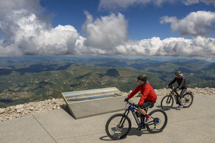 France, Vaucluse (84), Parc Naturel Régional du Mont Ventoux, Bedoin, observation du paysage depuis le belvedère Nord au sommet du Mont Ventoux (1910m)