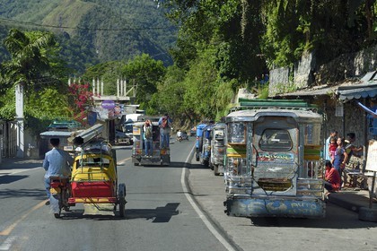 Philippines, province d'Ifugao, ville de Poblacion, jeepney (jeep allongée pour le transport de passagers) et tricycle moto-taxi dans la rue principale