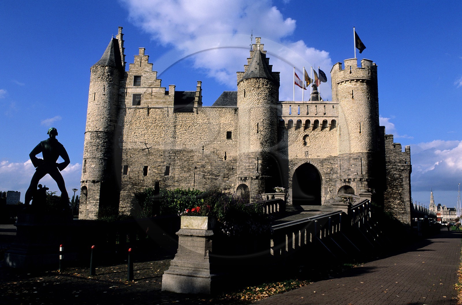 Belgique, Flandre, Anvers (Antwerpen), statue de Langer Wapper devant la forteresse du Steen, musée de la marine