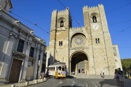 Portugal, Lisbonne, quartier de l'Alfama, tramway le long du Largo da Sé et la cathédrale Se Patriarcal en arrière-plan