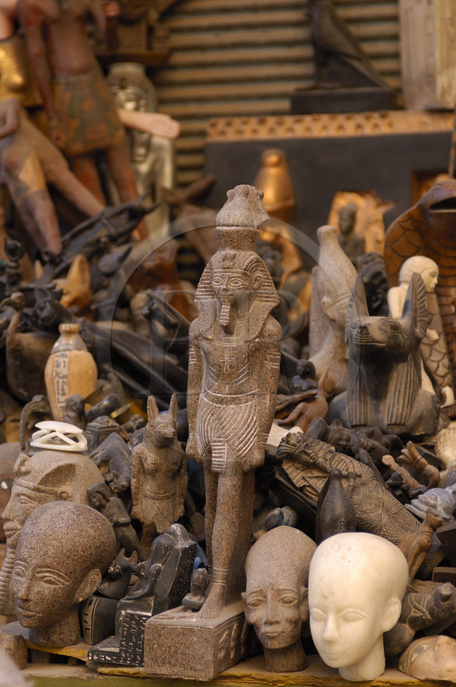 Egypte, Haute Egypte, vallée du Nil, Louxor, le souk, souvenirs pour touristes