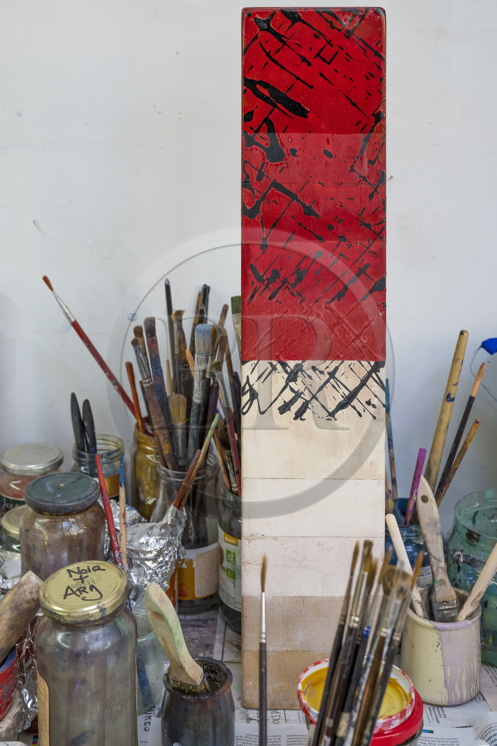 France, Hauts-de-Seine (92), Colombes, l'artiste et laqueur Isabelle Emmerique dans son atelier, panneau présentant les différentes étapes du laquage jusqu'à 40 couches (en haut)