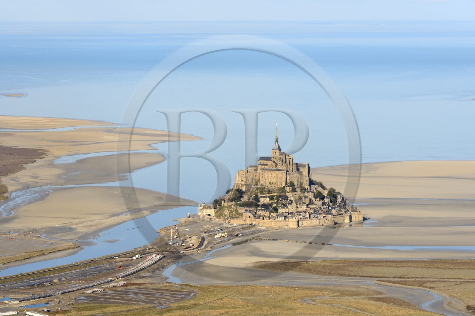 France, Manche (50), Baie du Mont-Saint-Michel, classée Patrimoine Mondial de l'UNESCO, le Mont-Saint-Michel à marée basse (vue aérienne)