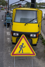 France, Loire-Atlantique (44), banlieue de Nantes, Rezé, quartier Trentemoult, terrasse du Café du Port sur le quai Robert Surcouf, panneau routier transformé pour avertir du passage de serveurs