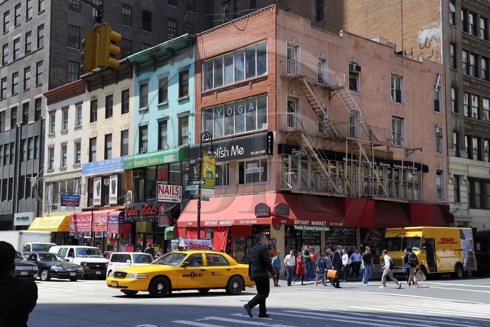 United States, New York, Manhattan, Midtown, Avenue of the America (6th Avenue) towards Bryant Park