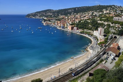 France, Alpes Maritimes (06), Villefranche-sur-Mer, la plage dans la rade et la gare