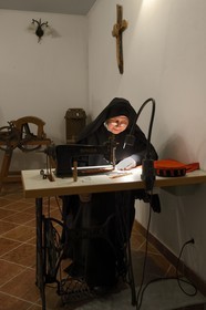 Croatie, Dalmatie, côte dalmate, Sibenik, Couvent Sainte-Lucie (samostan sv. Luce), les nonnes subviennent à leurs besoins en faisant des travaux de tricot et broderie pour les costumes traditionnels, soeur Fortunata