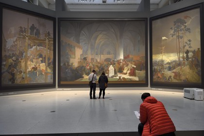 République Tchèque, Prague, palais des foires et expositions (Veletrzní palac), exposition permanente des vingt toiles monumentales de L'Épopée Slave d'Alfons Mucha, Prédication de Maitre Jan Hus dans la chapelle de Bethléem, partie centrale du triptyque Hussite