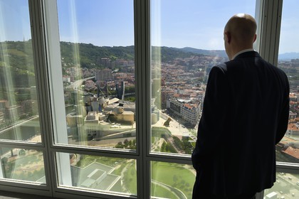 Espagne, Pays basque espagnol, Biscaye, Bilbao, le musée Guggenheim de l'architecte Frank Gehry depuis la Tour Iberdrola