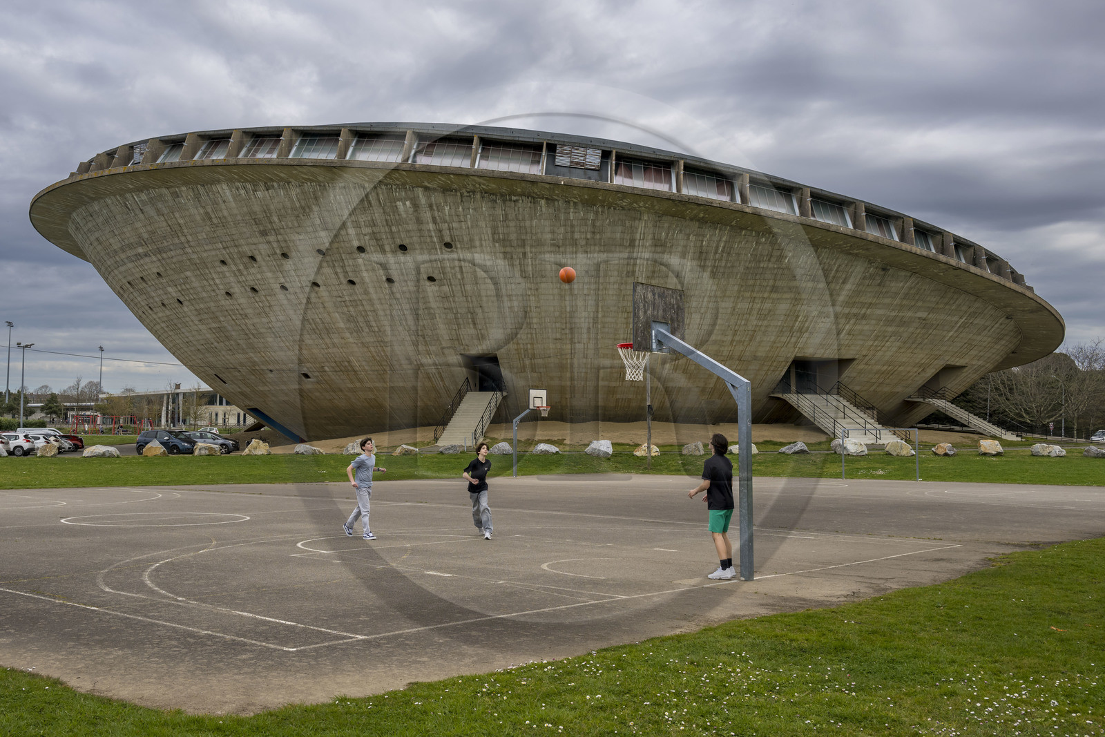 France, Loire-Atlantique (44), Saint-Nazaire, le Palais des sports appelé La Soucoupe datant de la reconstruction de la ville et des joueurs de basket ball