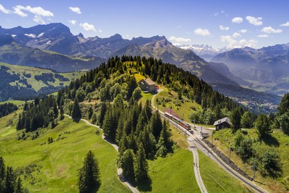 Suisse, canton de Vaud, Villars-sur-Ollon, train qui rejoint la gare du col de Bretaye à la station Bouquetins et le Mont-Blanc en arrière plan (vue aérienne)