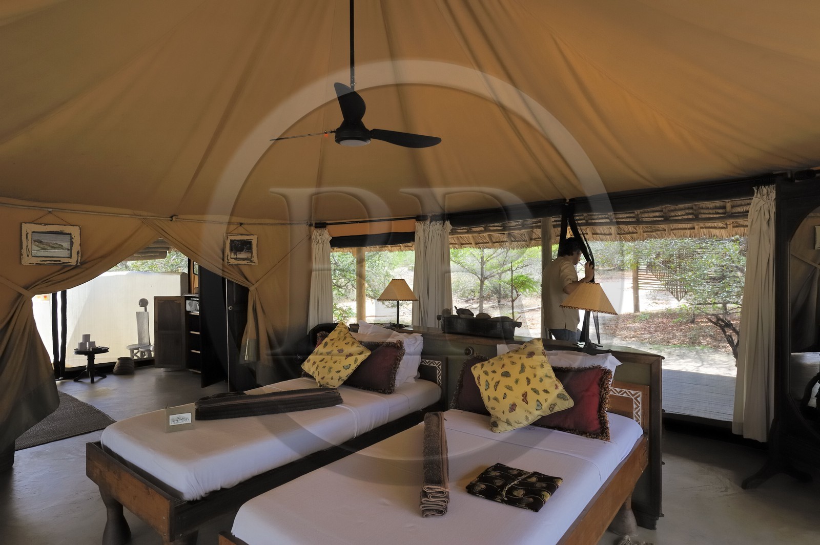 Tanzanie, Reserve de gibier de Selous une des plus grandes zones protégées au monde et inscrite sur la liste du patrimoine mondial de l’Unesco depuis 1982, le très exclusif Selous Camp, une des 13 tentes de luxe