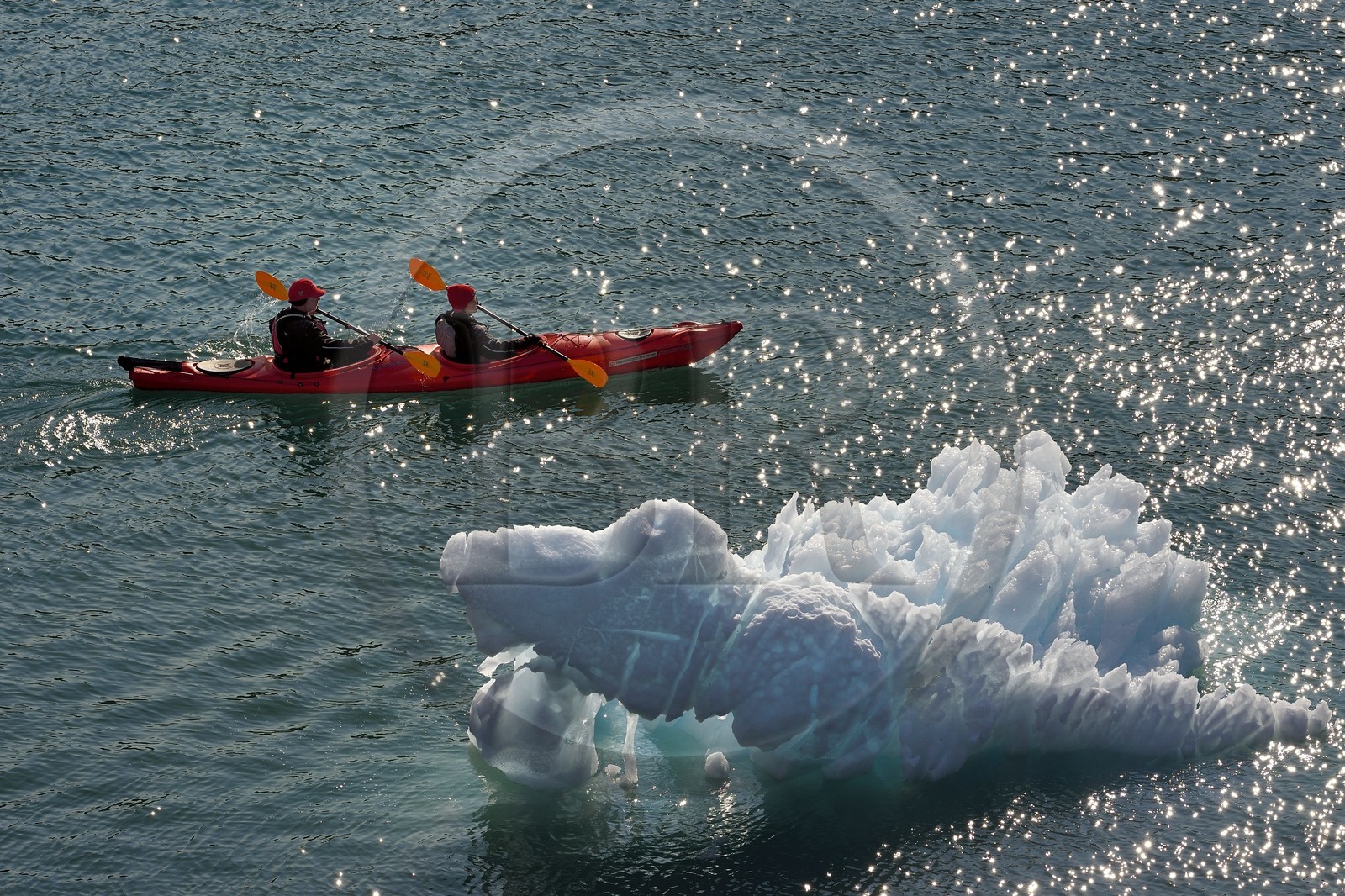 Groenland, cote ouest, baie de Disko, baie de Quervain, kayak progressant au milieu des icebergs