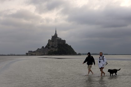 France, Manche (50), découverte de la Baie du Mont-Saint-Michel à pied avec le guide Romain Pilon