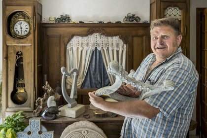 France, Morbihan (56), Locoal-Mendon, le sculpteur et tailleur de pierre Gueho Patrick