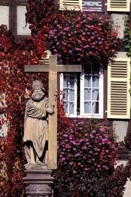 France, Haut-Rhin (68), Kaysersberg, façade fleurie et calvaire