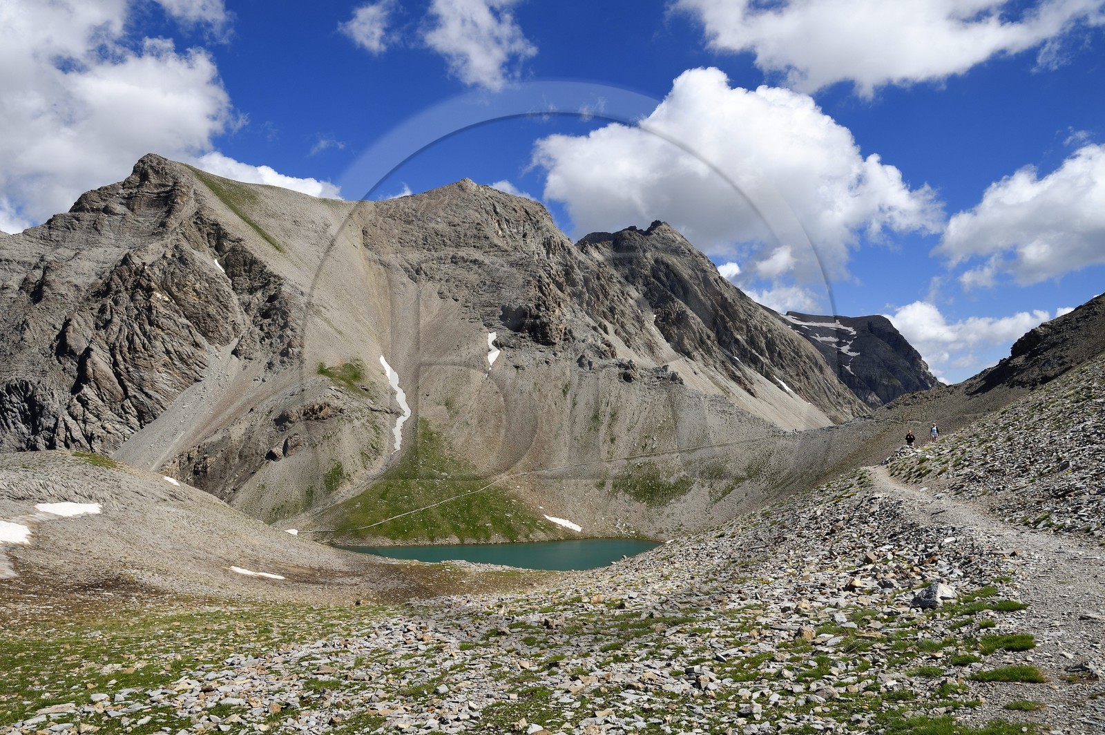 France, Alpes-de-Haute-Provence (04), Uvernet-Fours, parc national du Mercantour, vallée de l'Ubaye, sentier de randonnée du circuit des lacs au col de la Petite Cayolle (2639 m) au pied de la montagne du Trou de l’Aigle et du mont Pelat