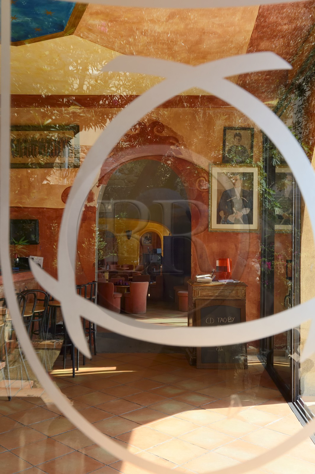 France, Haute-Corse (2B), Calvi, la citadelle, l’ancien palais des évêques de Sagone reconverti en bar (Chez Tao)