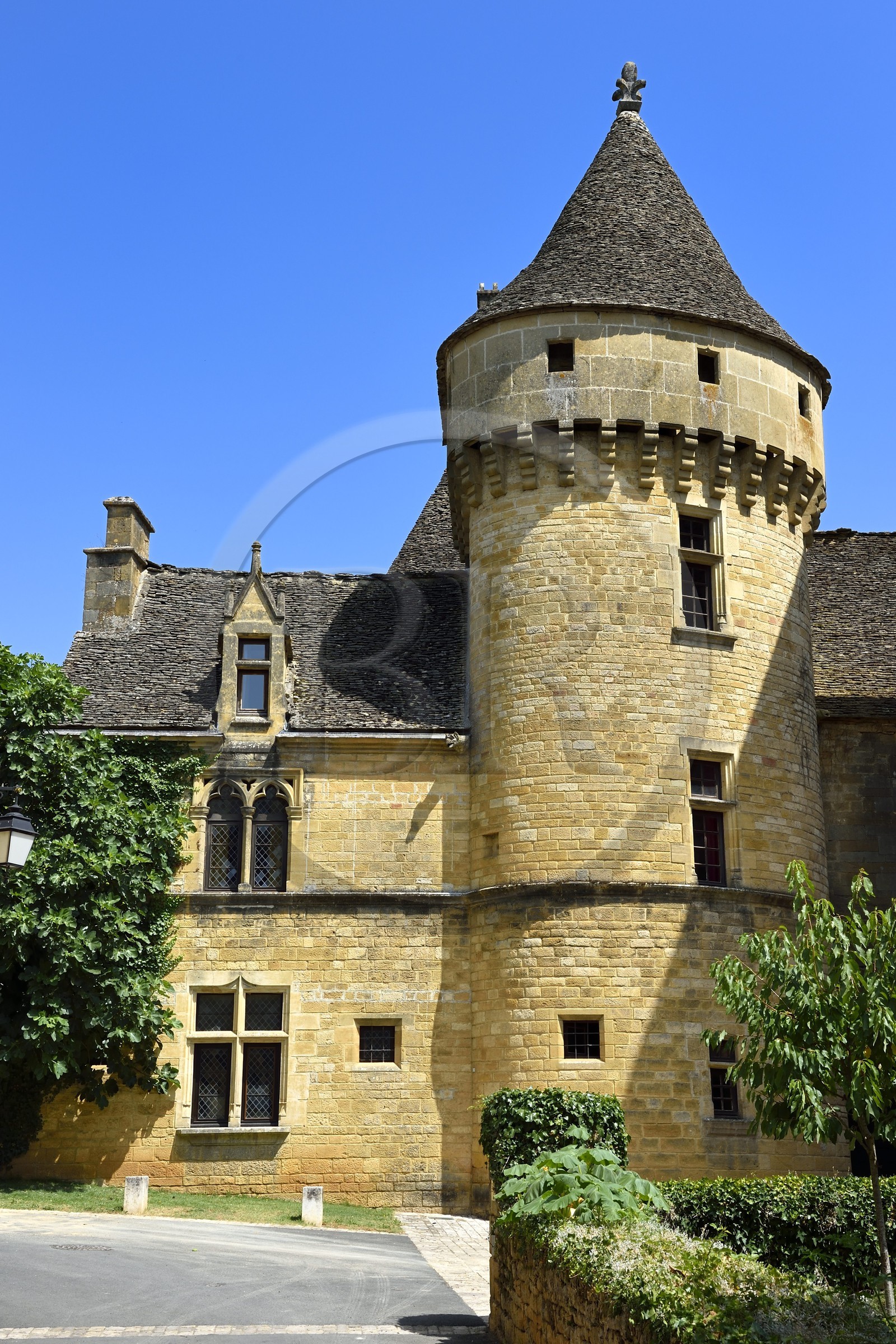 France, Dordogne (24), Périgord Noir, Saint-Geniès, le chateau du XVème siècle et l'église Notre-Dame de l'Assomption
