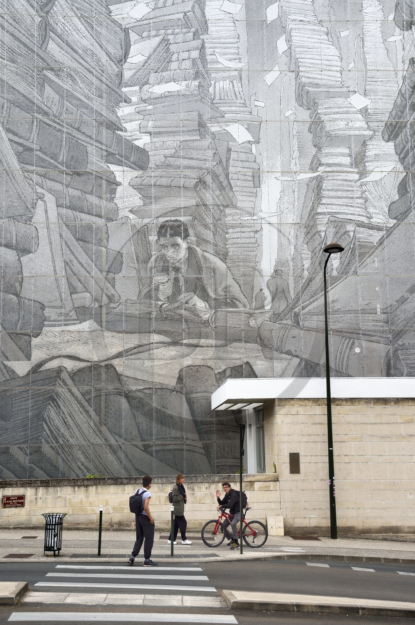 France, Charente (16), Angoulême, la tour des archives départementales transformée par les 800 plaques d'inox perforées formant une image sur ces facades reproduisant L'Archiviste de l'auteur de bande dessinée François Schuiten