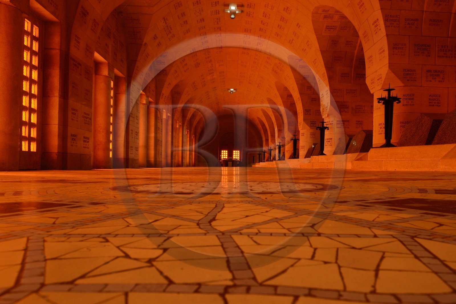 France, Meuse (55), Douaumont, bataille de Verdun, ossuaire de Douaumont, nécropole nationale abritant les tombeaux représentant les secteurs géographiques de la bataille de Verdun où sont gravés les noms des soldats disparus