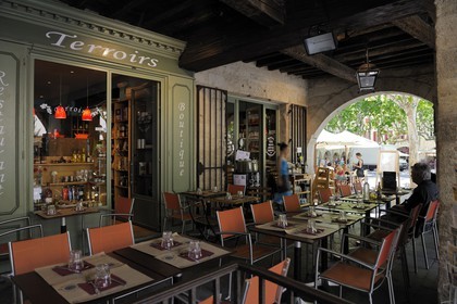 France, Gard (30), Uzès, classée ville d'art et d'histoire, Terroirs est un restaurant et une épicerie fine qui fait aussi caviste sous les arcades de la Place aux Herbes