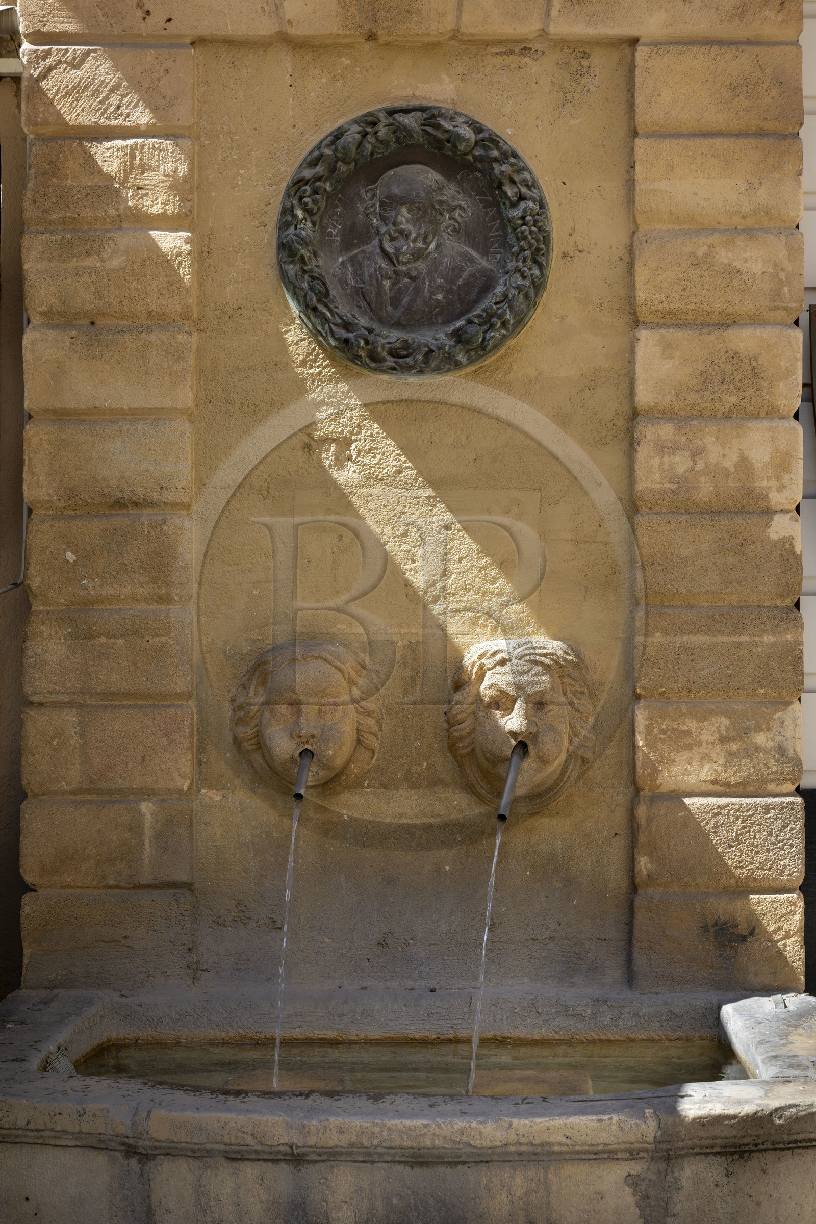 France, Bouches-du-Rhône (13), Aix en Provence, fontaine des Bagniers au croisement des rues des Bagniers et des Chapeliers, médaillon en bronze représentant Paul Cezanne d'après un dessin de Renoir