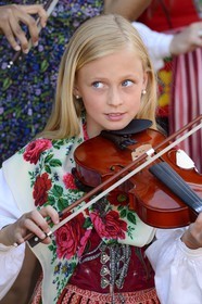 Suède, comté de Dalécarlie, région de Leksand, célébrations du solstice d'été dans le petit hameau de Hjulbäck, jeune fille en costume traditionnel jouant du violon