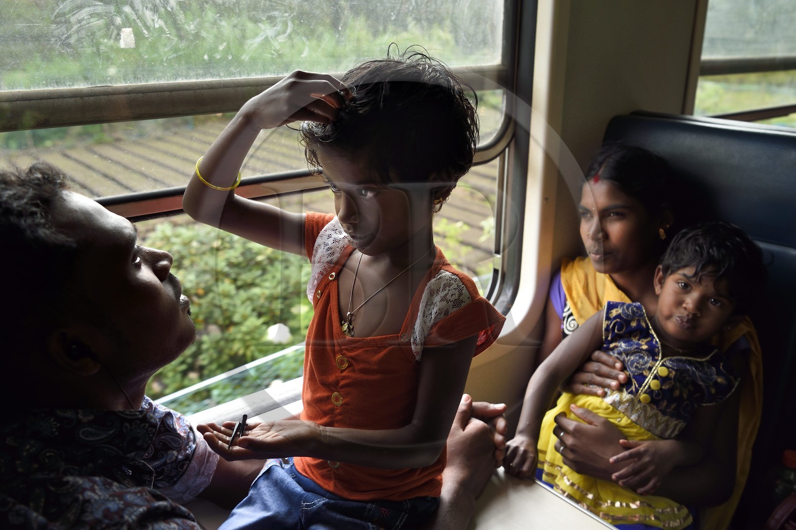Sri Lanka, Province d'Uva, trajet en train dans la région montagneuse de la culture du thé entre Hatton et Ella, passagers du train vers Ambewela, père et sa fille