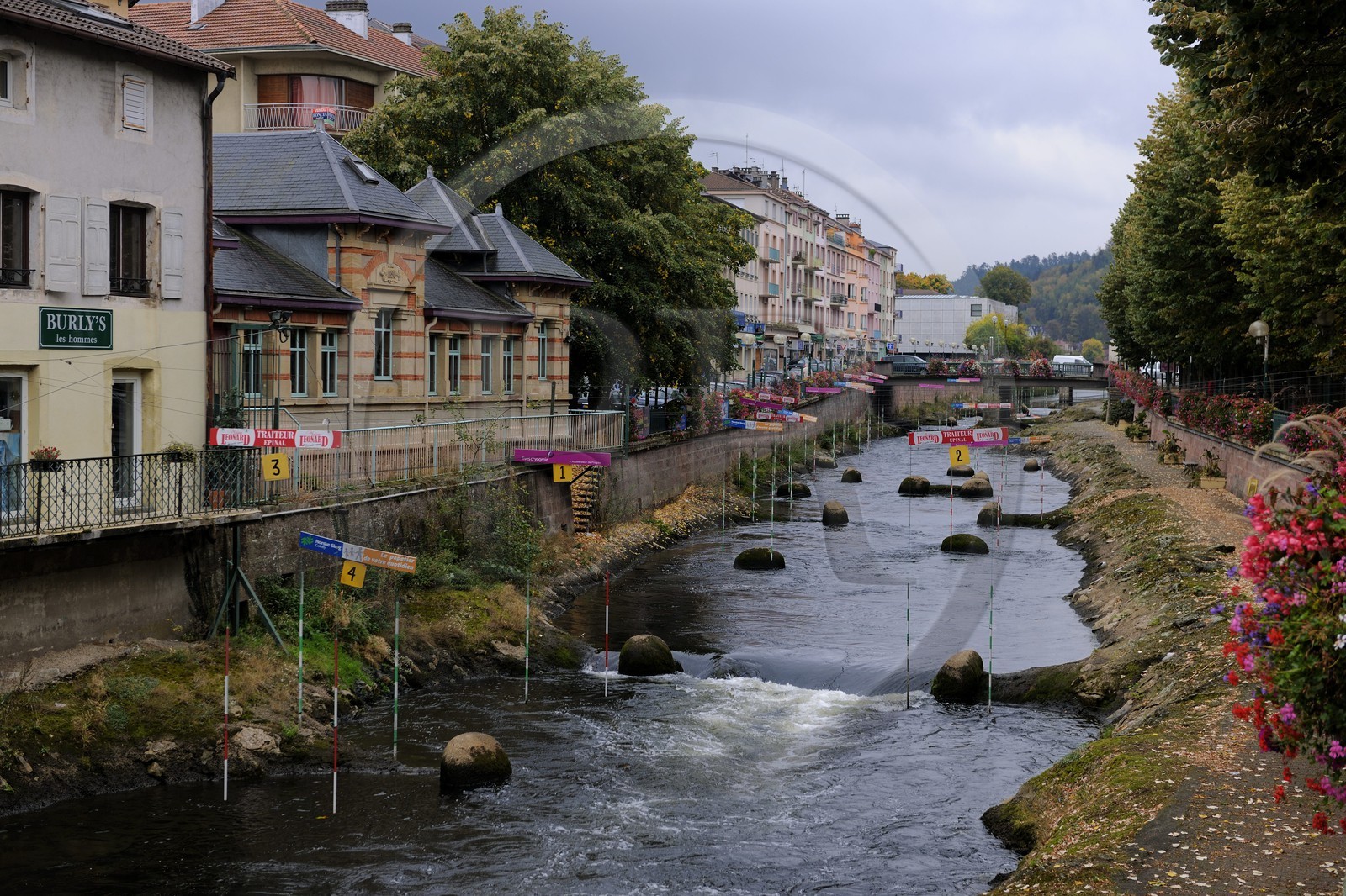 France, Vosges (88), Epinal, la Moselle traverse la ville et l’un de ses bras accueille le parcours de canoë-kayak, le Théatre-Lavoir de la rue des Petites Boucheries à gauche