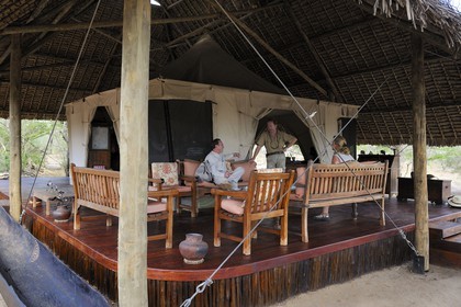 Tanzanie, Reserve de gibier de Selous une des plus grandes zones protégées au monde et inscrite sur la liste du patrimoine mondial de l’Unesco depuis 1982, le très exclusif Selous Camp, la tente de reception