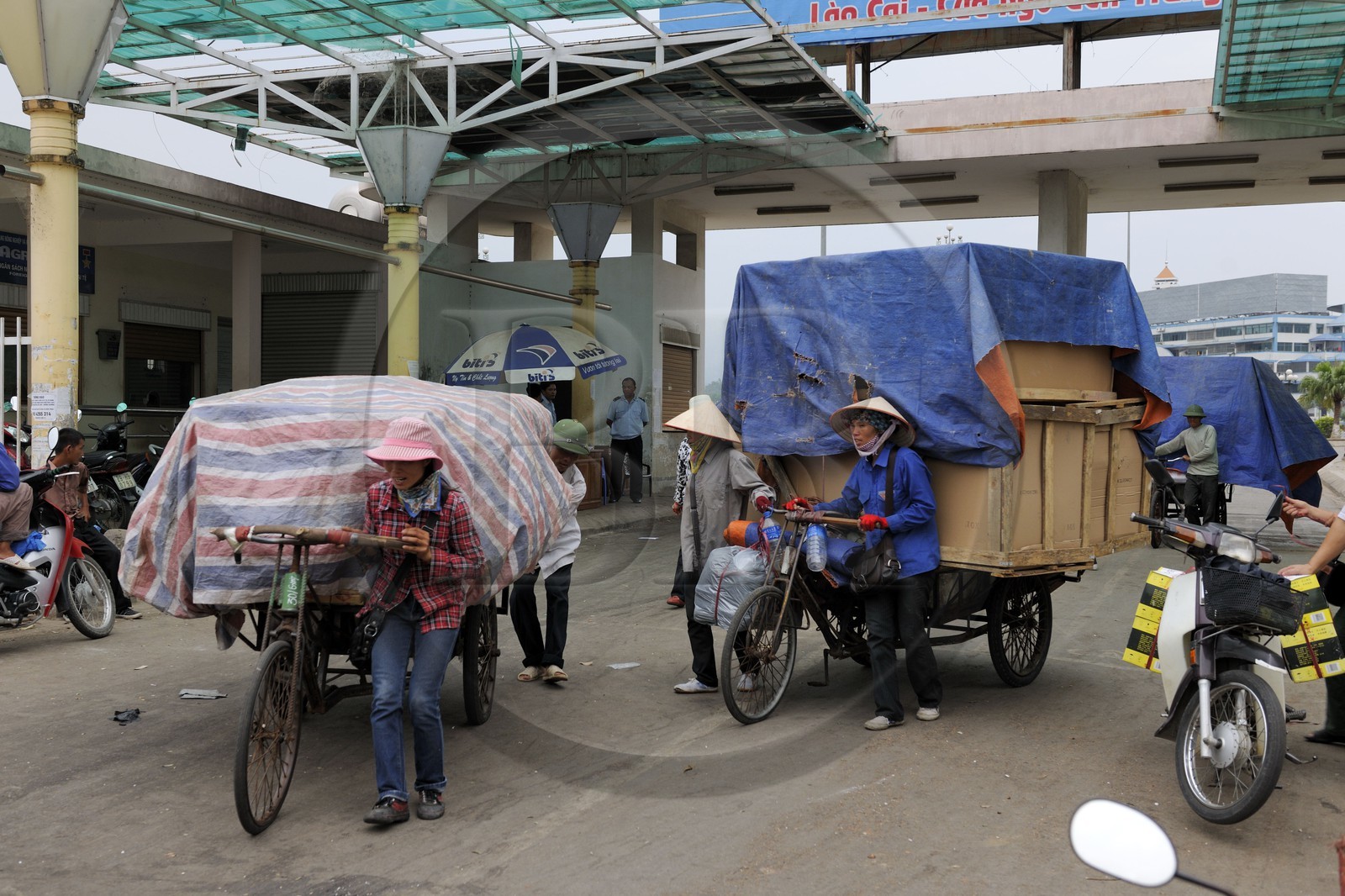 Vietnam, province de Lao Cai, ville de Lao Cai, passage de marchandises au poste frontière avec Hekou en Chine