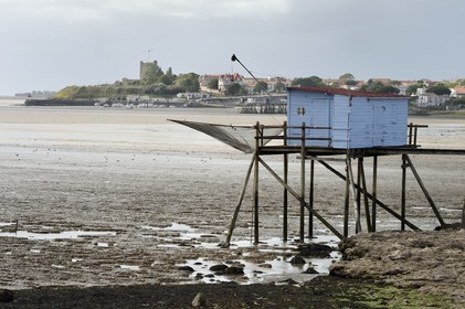 France, Charente-Maritime (17), Fouras, plage de l'Espérance découverte par la marée et cabanes à carrelets, le fort de Fouras fortifié par Vauban en 1672 en arrière plan