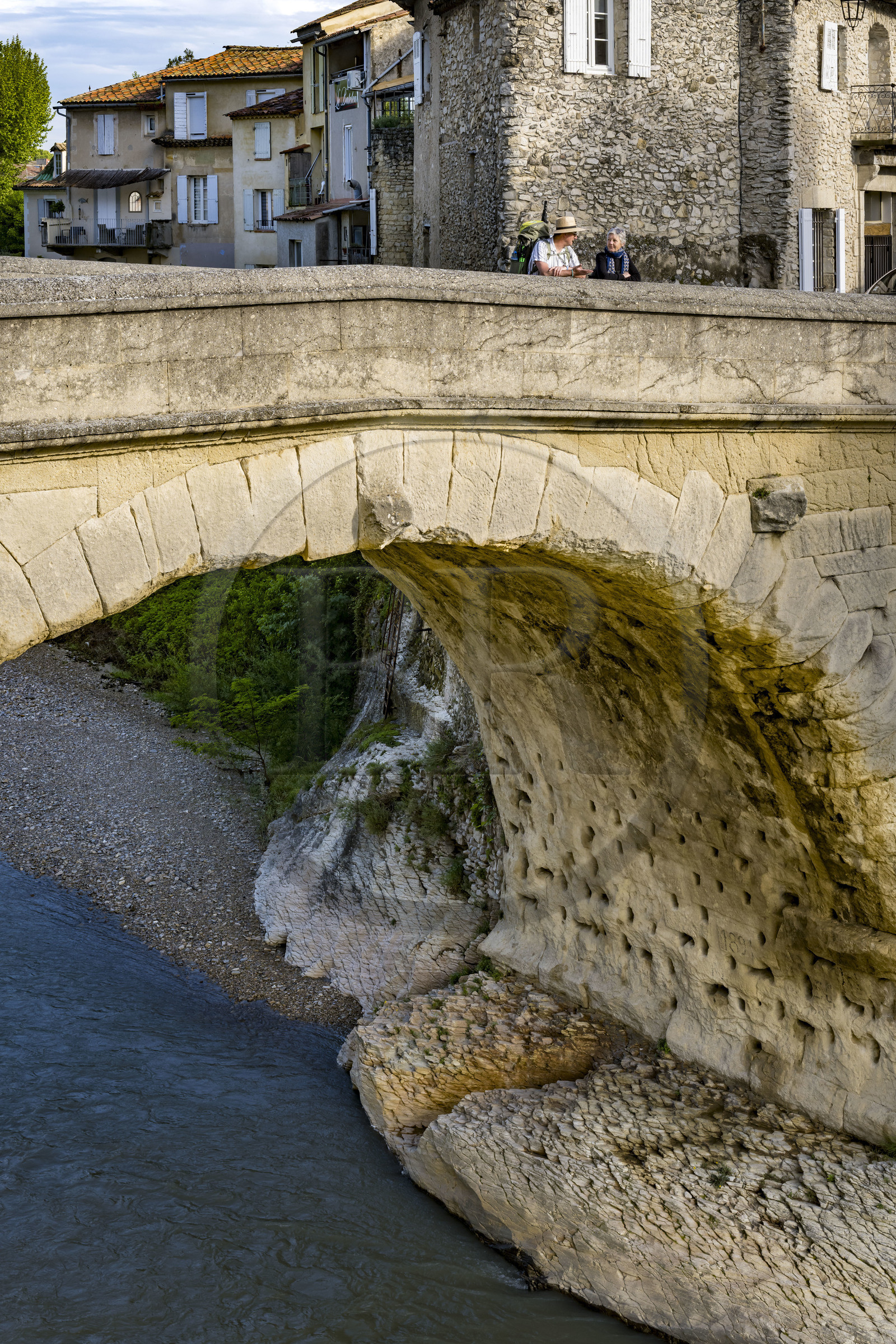 France, Vaucluse, Vaison la Romaine, the Roman bridge over the Ouvèze river dating from the 1st century AD which links the lower town and the medieval town