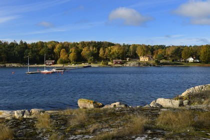 Sweden, Västra Götaland, Koster Islands, Sydkoster, Bergdalen houses and pier