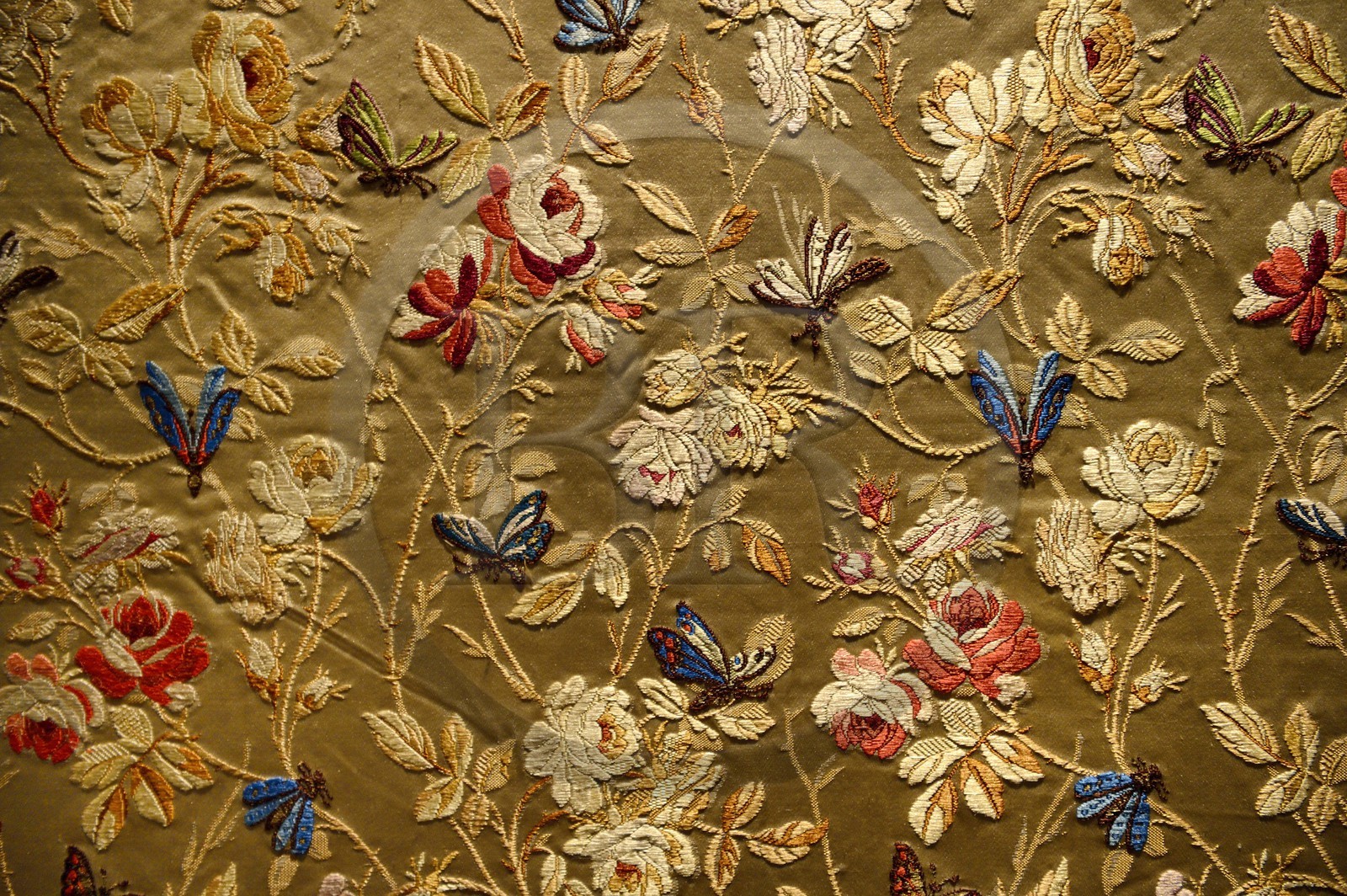 France, Rhône (69), Lyon, site historique classé Patrimoine Mondial de l'UNESCO, musée des Tissus et des Arts décoratifs, soierie lyonnaise, tissu pour robe à décor de roses, d'abeille et de papillons (1889)