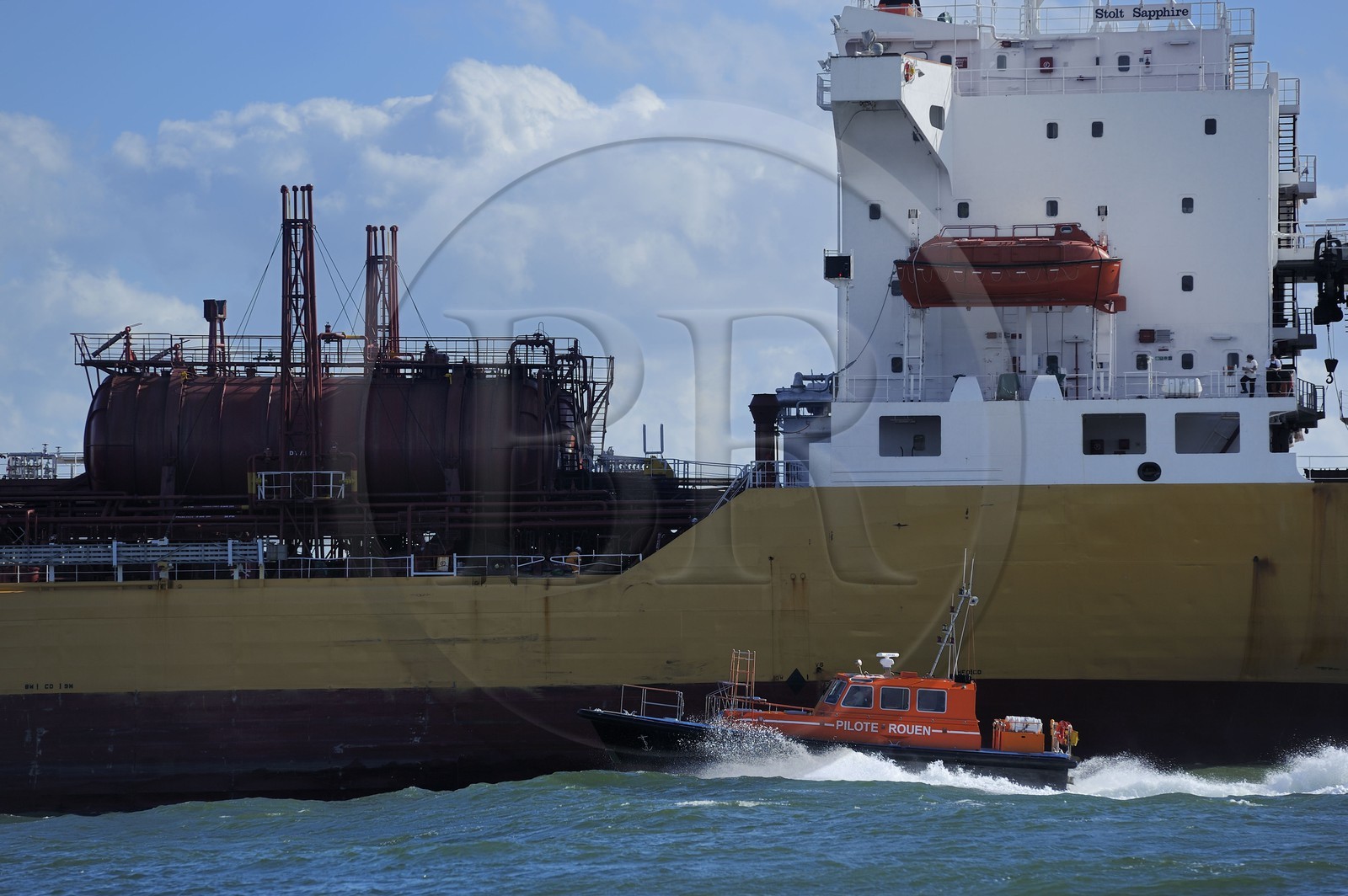 France, Seine-Maritime (76), Le Havre, le Navire-citerne Stolt Sapphire arrive au port accompagné de remorqueur et du bateau pilote