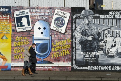 Royaume-Uni, Irlande du Nord, Belfast Ouest, le quartier catholique de Falls, International ou Solidarity Wall, peintures murales sur Falls Road