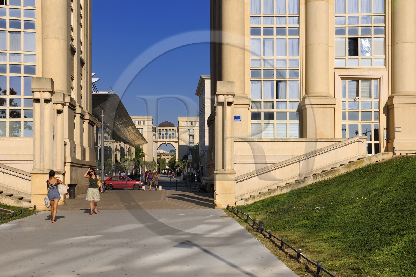 France, Hérault (34), Montpellier, quartier Antigone de l'architecte Ricardo Bofill, piscine olympique et l'allée de Délos