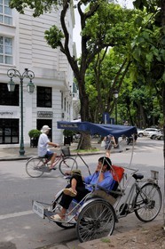 Vietnam, Hanoï, cyclo pousse dans la vieille ville devant l'hôtel Metropole