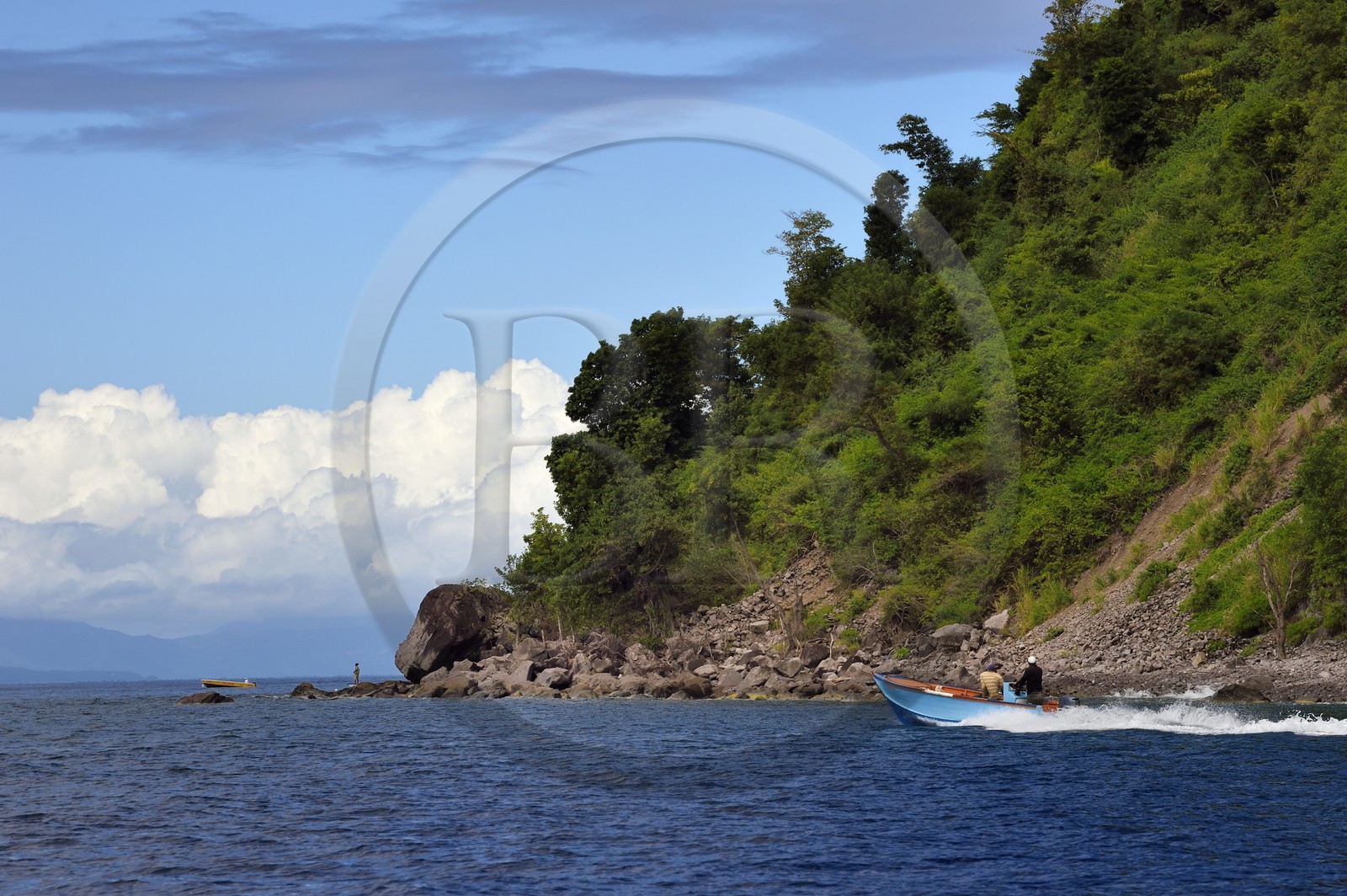 Caraïbes, Ile de la Dominique, Portsmouth, Parc national des Cabrits, pêcheurs à la pointe de Fort Shirley dans la baie de Prince Rupert, les Saintes en Guadeloupe en arrière plan