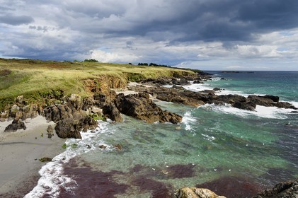 France, Finistère (29), Moelan-sur-Mer, le littoral entre Kerfany les Pins et la plage de Trenez sur le chemin de Grande Randonnée GR 34 ou sentier des douaniers