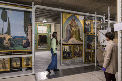 France, Saône-et-Loire (71), Autun, la directrice des musées et du patrimoine Agathe Mathiaut-Legros avec la conservatrice adjointe Axelle Goupy dans les réserves du musée Rolin