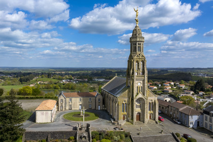 France, Vendée (85), Sèvremont, Saint-Michel-Mont-Mercure, l'église avec sa statue de l'archange Saint-Michel (vue aérienne)