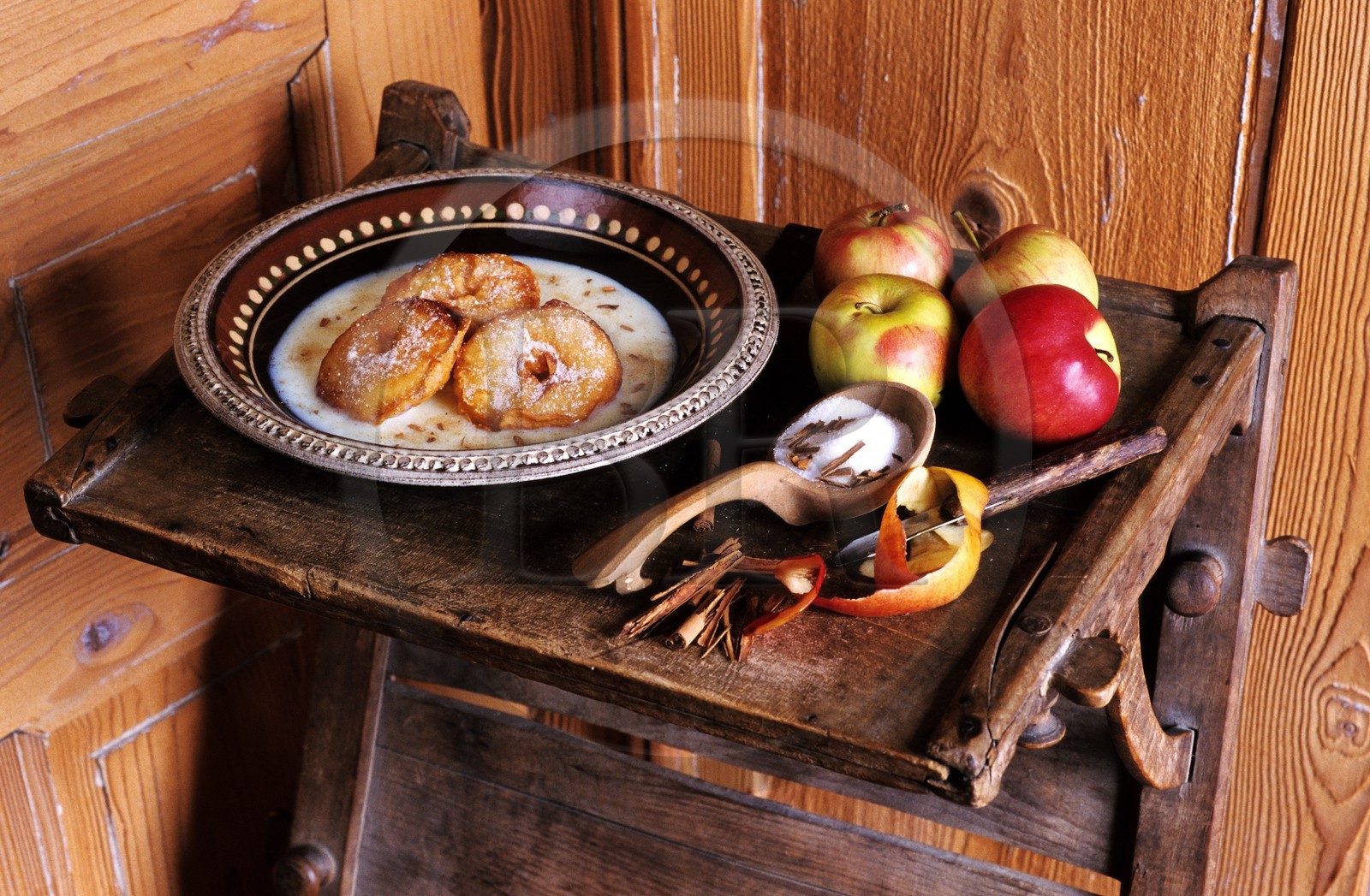 Suisse, région de Bern (Oberland Bernois), beignet de pomme, une des spécialités locales
