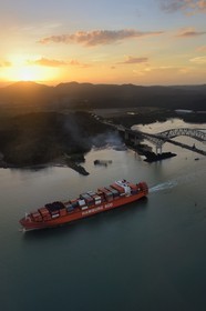 Panama, Panama City, entrée du Canal de Panama coté Océan Pacifique, un cargo Panamax porte-conteneurs passant sous le Pont des Amériques (Puente de las Americas) (vue aérienne)